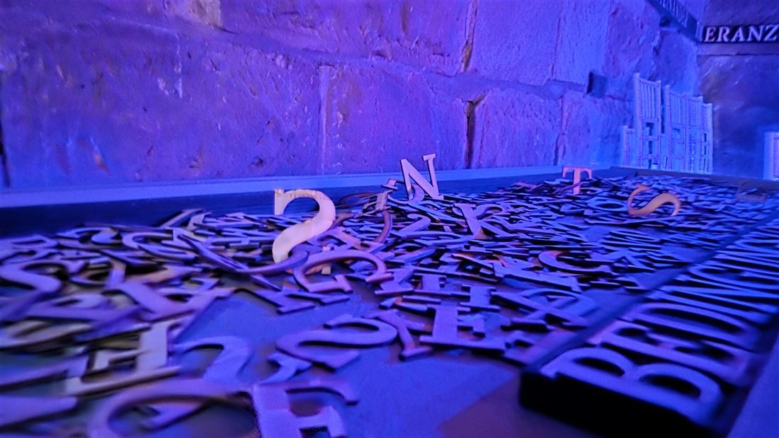 Buchstaben im Blau — Ausgelegte Lettern als Teil der Installation