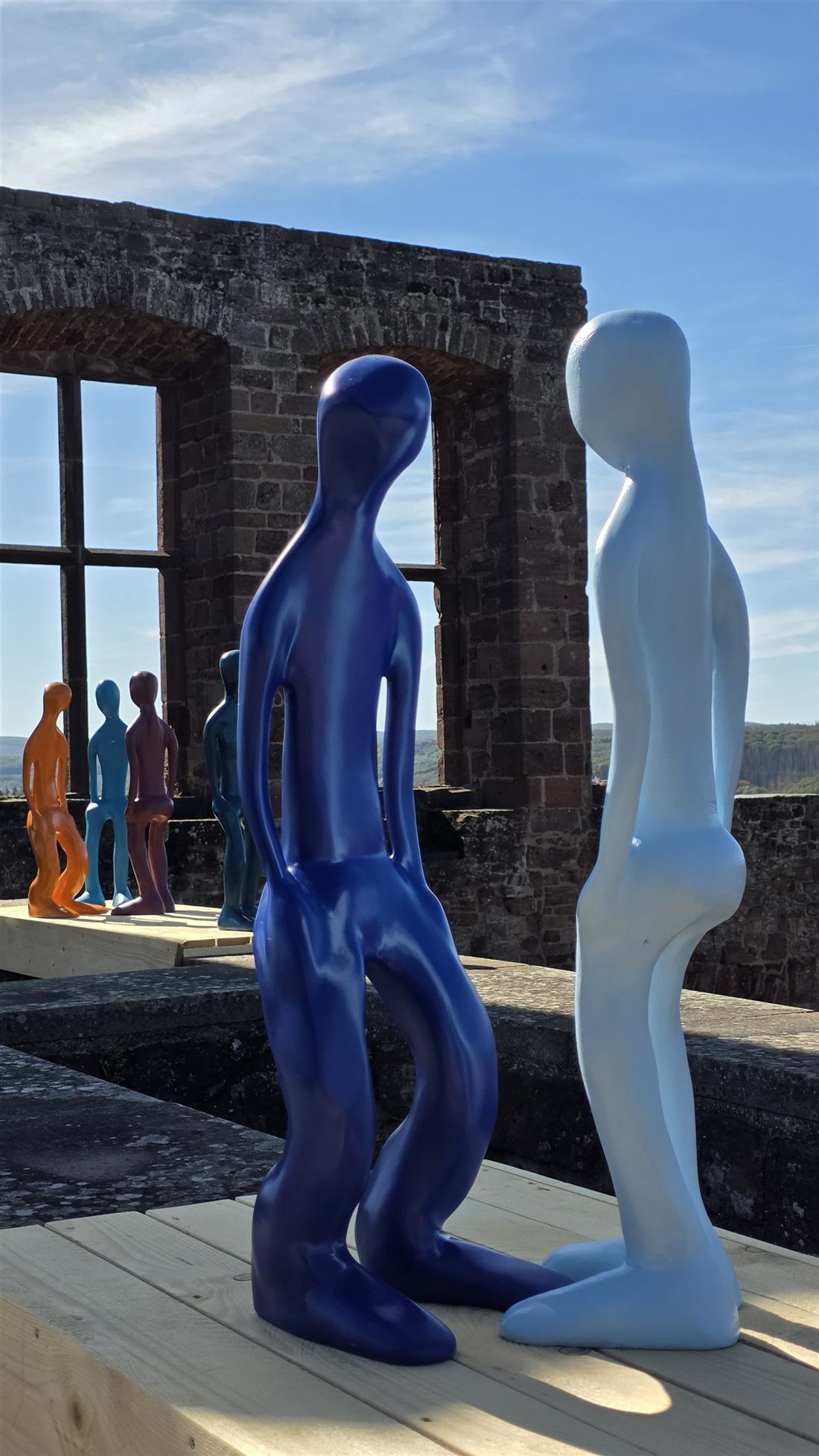 Zwei Figuren im blauen Licht — Installation Burg Nideggen