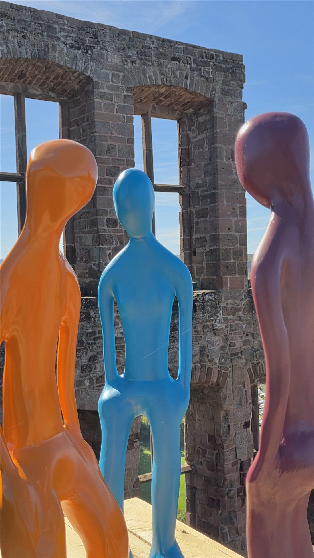 Figuren im Burgfenster — Installation Burg Nideggen
