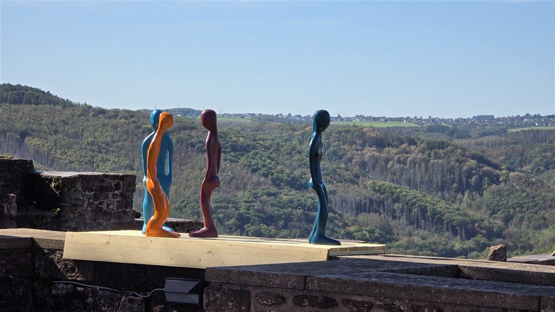 Blick ins Rurtal — Figuren auf der Wehrmauer