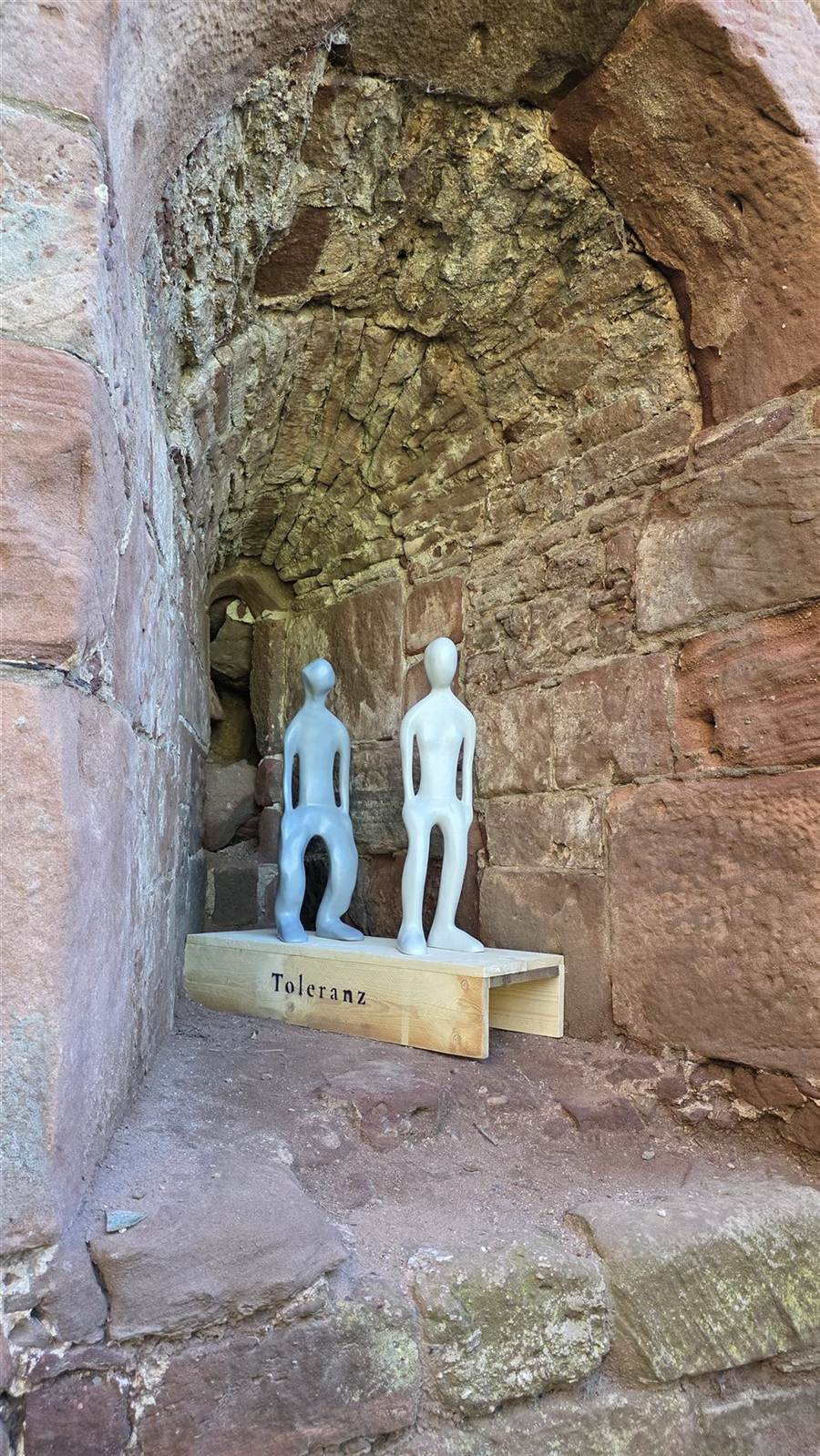 Zwei Figuren in der Nische — Installation Burg Nideggen