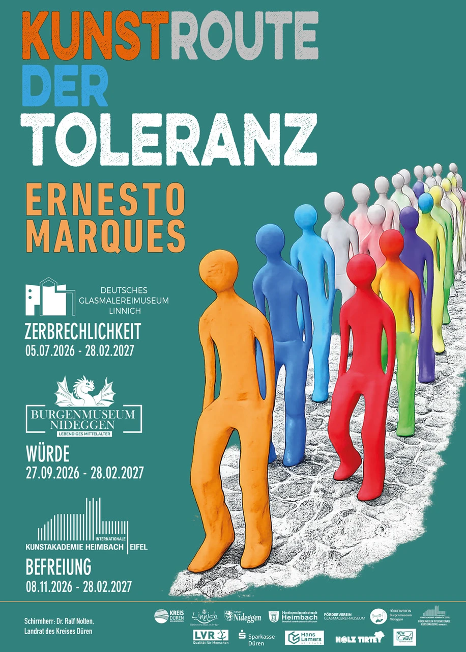 Plakat der Kunstroute der Toleranz von Ernesto Marques: farbige Figuren auf einem Kopfsteinpflasterweg, dazu die drei Stationen Zerbrechlichkeit in Linnich, Würde in Nideggen und Befreiung in Heimbach